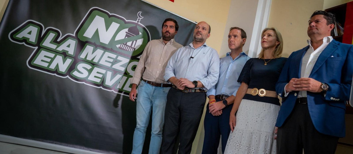 Los concejales del grupo municipal de Vox en Sevilla, con un cartel que rechaza la construcción de la mezquita