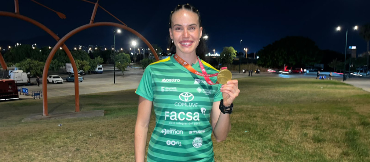 Carmen Avilés posa con la medalla de oro en relevos lograda el domingo en Málaga