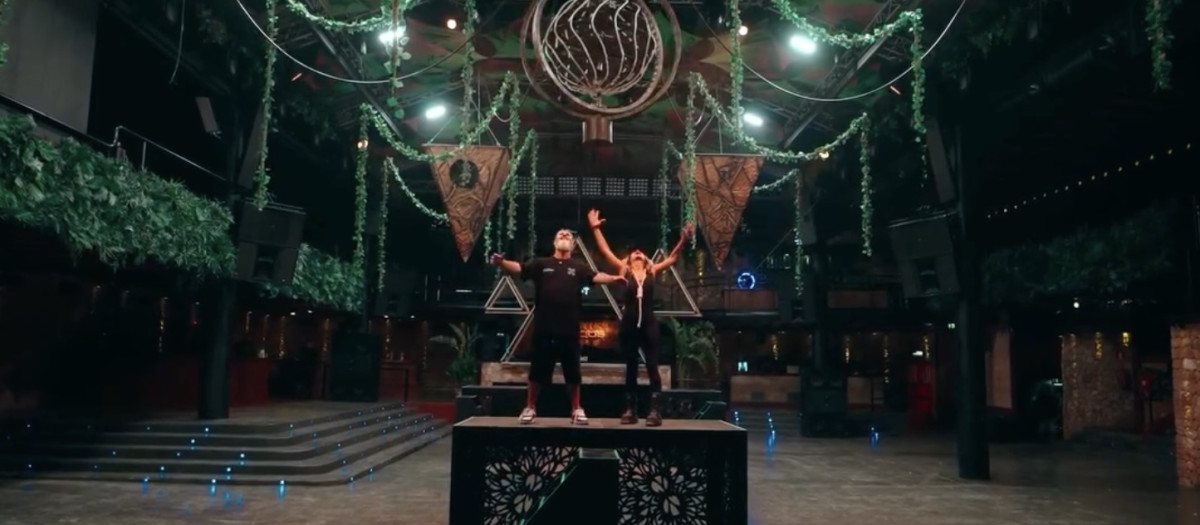 Carlos y Laura vuelven a Amnesia 23 años de su boda en la discoteca de Ibiza.