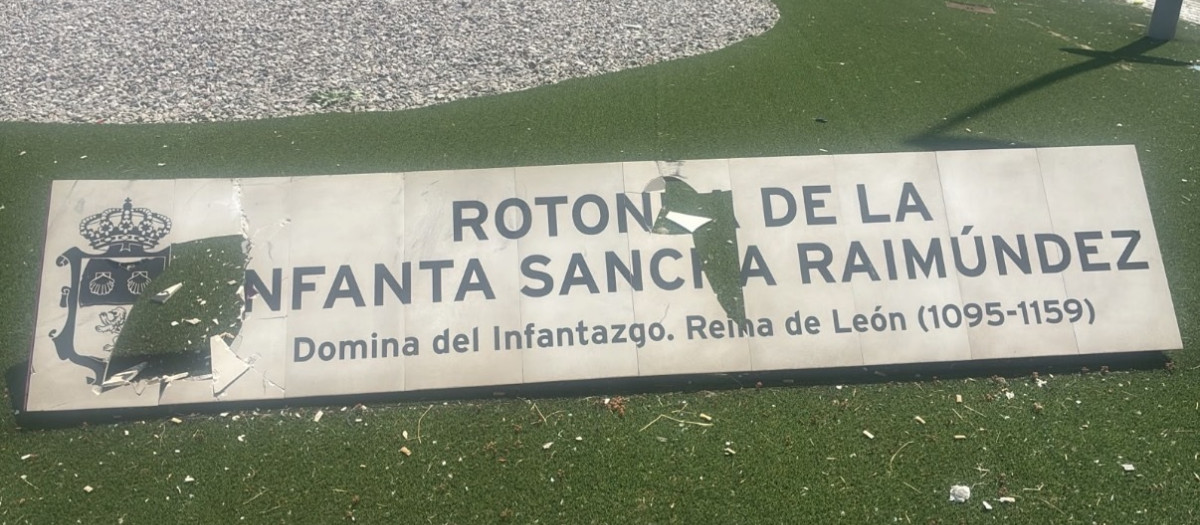 Una placa vandalizada en San Andrés del Rabanedo, en León