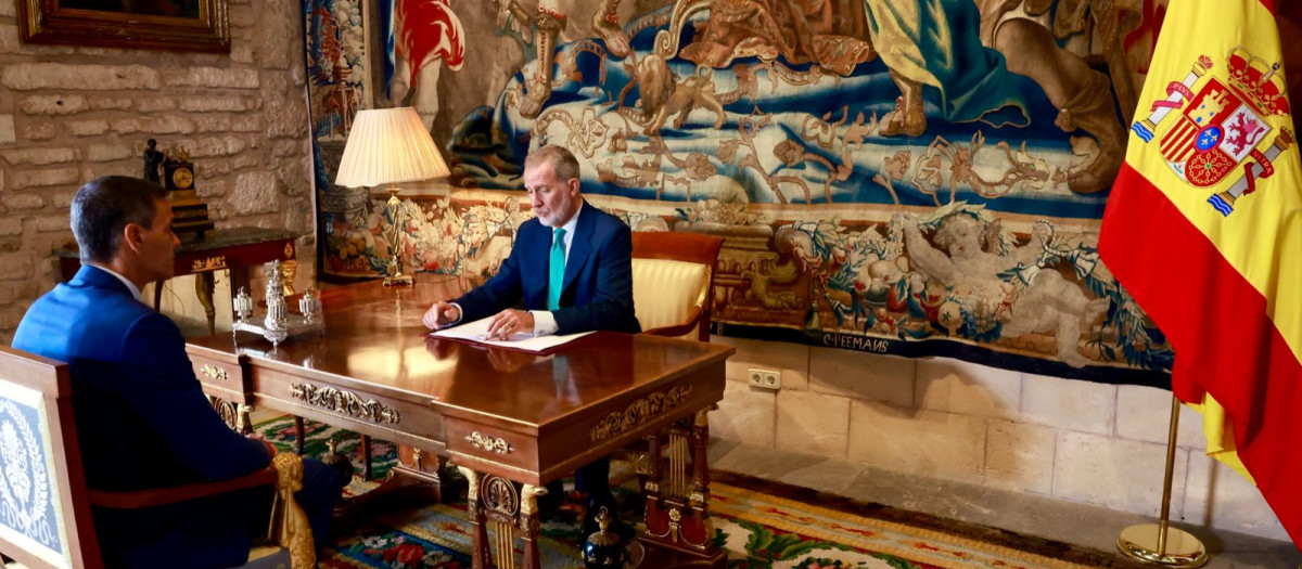 El Rey Felipe VI y el presidente del Gobierno, Pedro Sánchez, este miércoles durante el despacho estival en el Palacio de la Almudaina