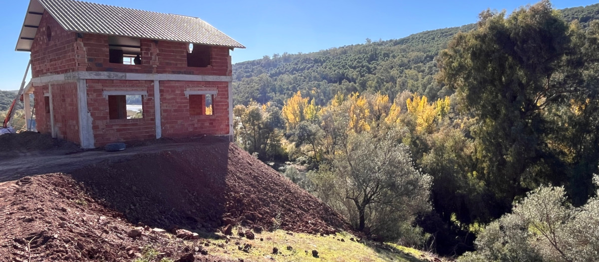 Construcción en Adamuz junto al nido de águila perdicera