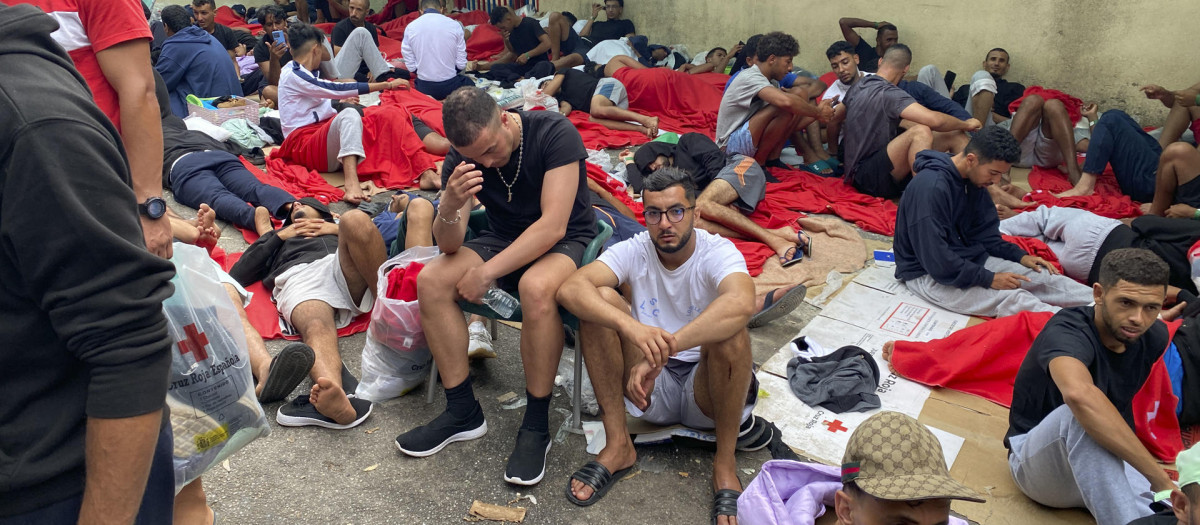 Más de 400 personas, según fuentes policiales, aguardan poder acceder al interior del Centro de Estancia Temporal de Inmigrantes (CETI)