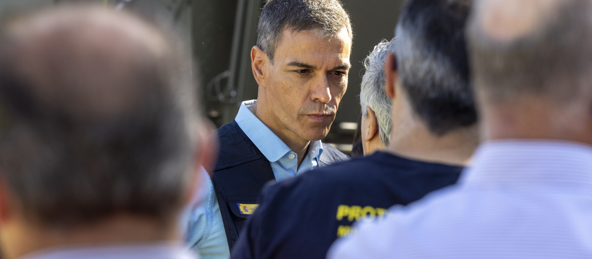 El presidente del Gobierno, Pedro Sánchez, visita el Puesto de Mando Avanzado de Navaluenga