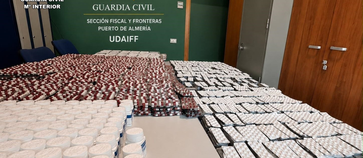 Comprimidos intervenidos en el Puerto de Almería.

REMITIDA / HANDOUT por GUARDIA CIVIL
Fotografía remitida a medios de comunicación exclusivamente para ilustrar la noticia a la que hace referencia la imagen, y citando la procedencia de la imagen en la firma
30/7/2026