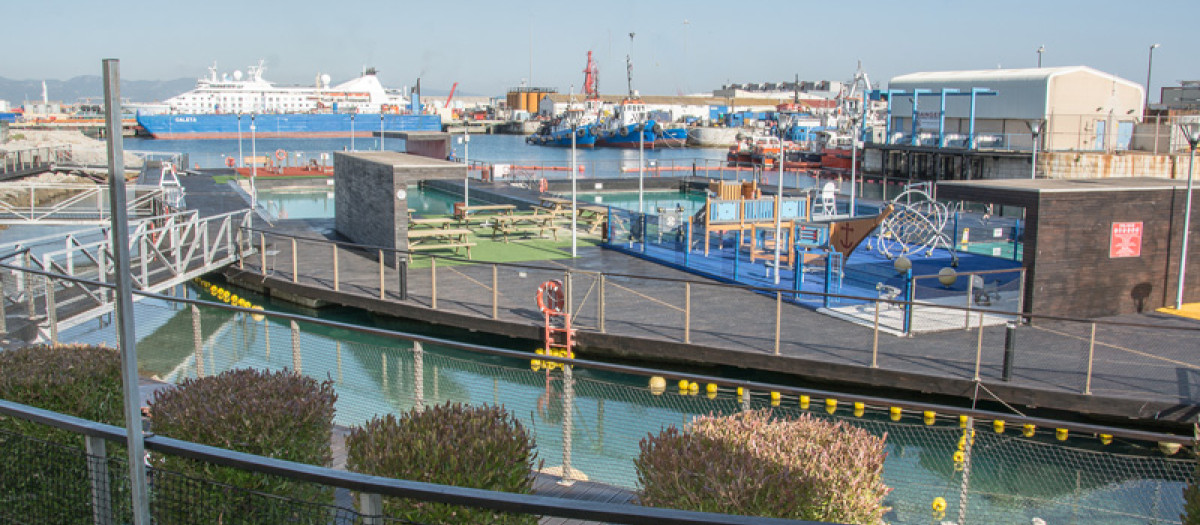 Un nuevo cartel en la puerta anuncia las tarifas para acceder a las instalaciones de Bathing Pavilion