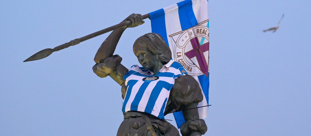 (Foto de ARCHIVO)
Estatua de María Pita durante la celebración por el ascenso del Real Club Deportivo de La Coruña a primera división, a 24 de mayo de 2026, en A Coruña, Galicia (España). El Deportivo de La Coruña vuelve a primera división ocho años después tras ganar este domingo al Real Valladolid en la penúltima jornada de LaLiga Hypermotion. El Deportivo se encontraba luchando con otros seis equipos por el ascenso.

M. Dylan / Europa Press
24 MAYO 2026;CELEBRACIÓN;DEPORTIVO DE LA CORUÑA;A CORUÑA;FÚTBOL;ESPAÑA;LALIGA;PRIMERA;PRIMERA DIVISIÓN;
24/5/2026