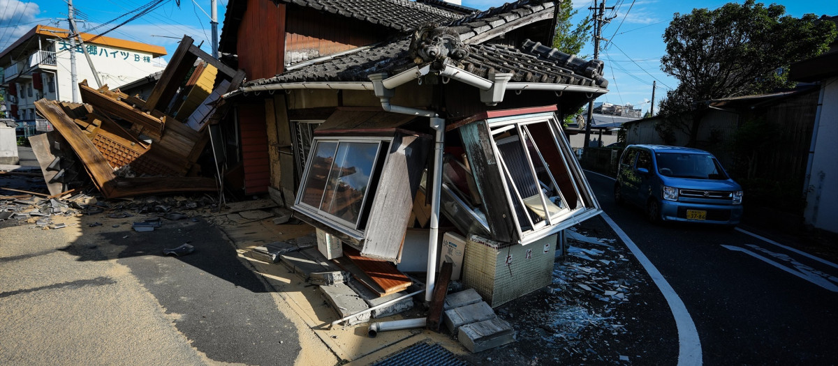 Esta foto, tomada el 29 de julio de 2026, muestra una casa dañada tras un terremoto en la prefectura de Kumamoto, Japón.