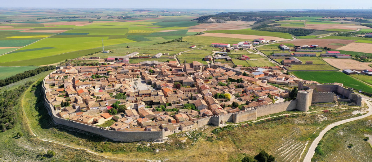 Vista aérea de la ciudad amurallada de Urueña (Valladolid)