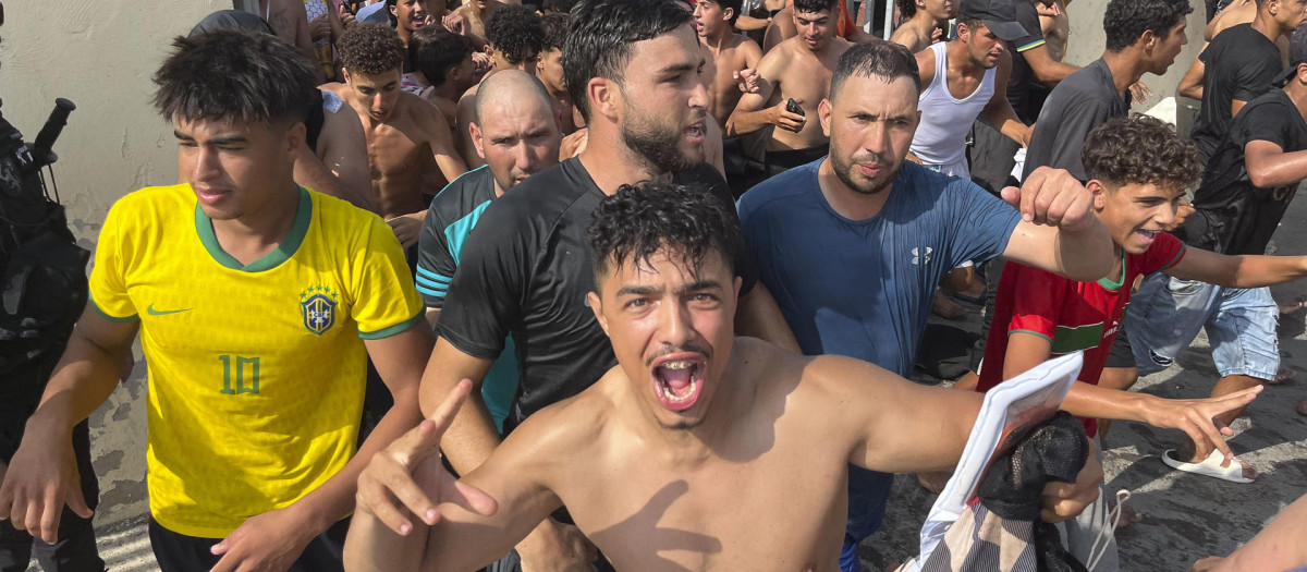 CEUTA, 30/07/2026.- Vista de la entrada ilegal a nado en Ceuta de migrantes marroquíes y argelinos este jueves. Los centros de acogida de adultos y menores de la ciudad autónoma de Ceuta siguen colapsados tras la llegada irregular de unos 1.500 migrantes en los últimos nueve días, lo que ha llevado a su presidente, Juan Jesús Vivas, a pedir una acción contundente y sin dilación al Estado ante la dimensión de la crisis migratoria.EFE/ Reduan Dris