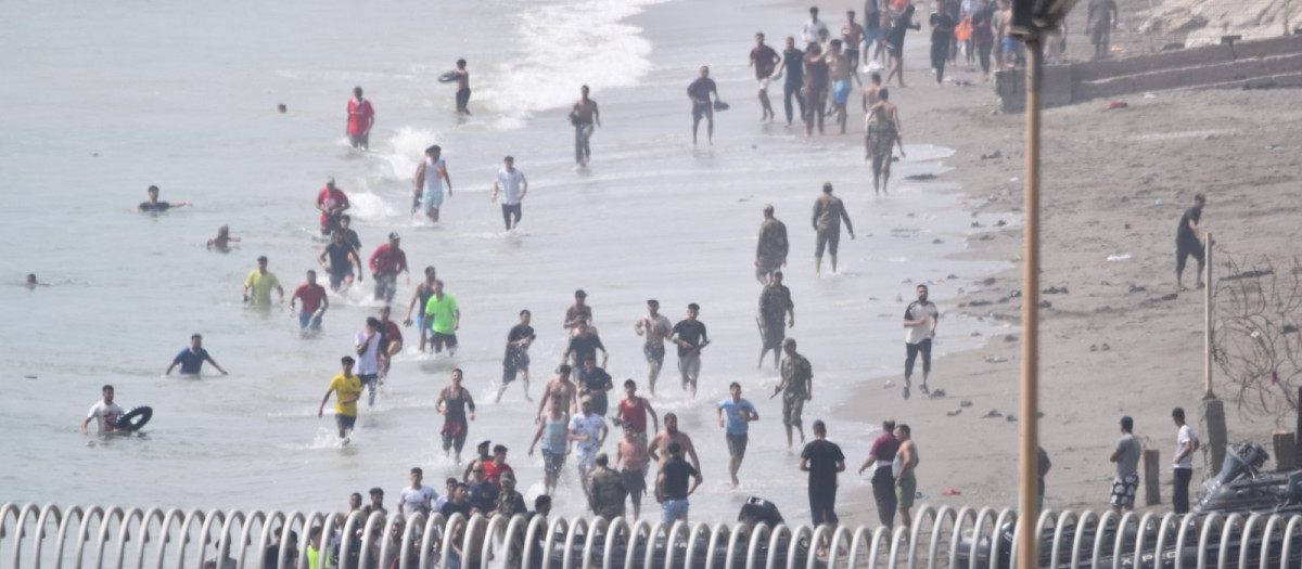 Imagen de migrantes cruzando la frontera de Ceuta