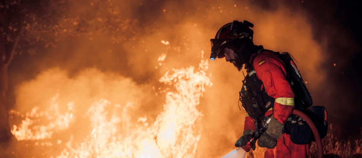 Efectivos de la UME combatiendo un incendio forestal cerca de Almorox (Toledo)
