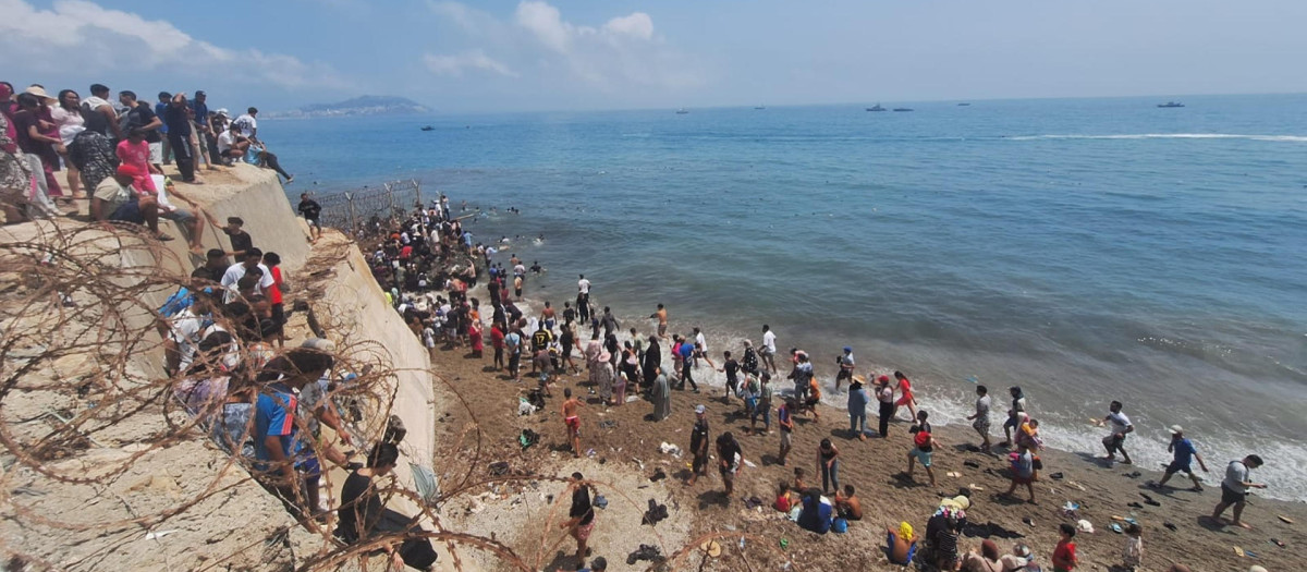 «Vamos a la valla, no por el mar, a la frontera. Inshalla (ojalá lo consigamos)», gritaba uno de los jóvenes, muchos de los cuales llegaron a Castillejos en coches y motos.