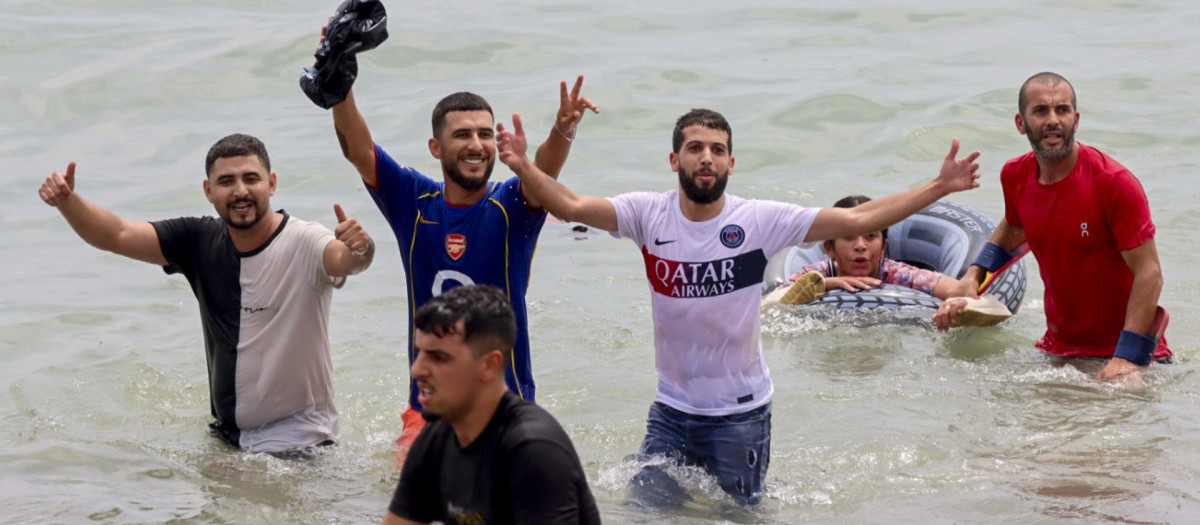 Las llegadas irregulares de migrantes por tierra a Ceuta han aumentado un 149 % en lo que va de año, según el último balance del Ministerio del Interior, que reflejaba que un total de 14.479 migrantes llegaron de forma irregular a España entre el 1 de enero y el 15 de julio de 2026, un 24,7 % menos que en el mismo periodo del año anterior (con 19.222).