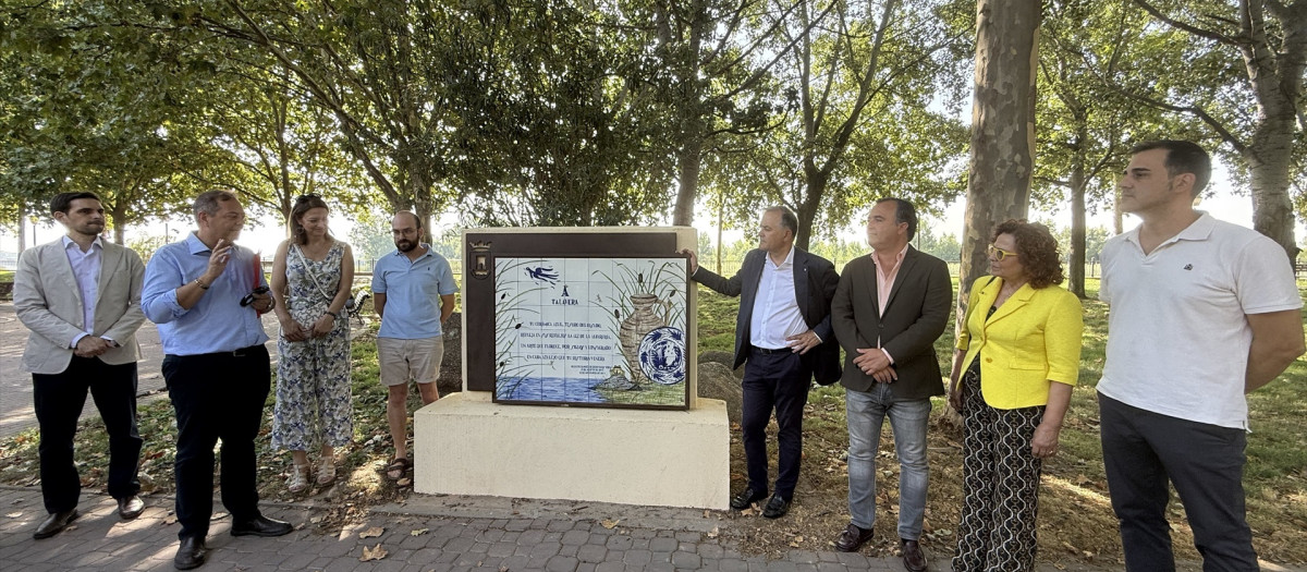 El alcalde de Talavera de la Reina, José Julián Gregorio, ha inaugurado los siete nuevos murales cerámicos
