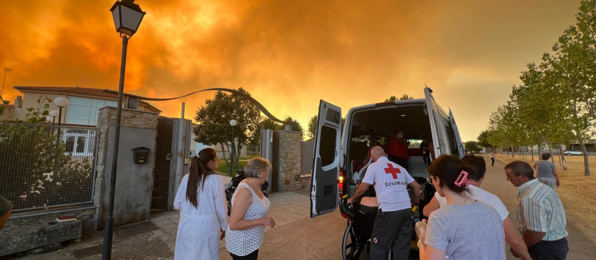 Cruz Roja despliega dos albergues en Bermillo de Sayago y en Fermoselle para acoger a personas desalojadas por el incendio de nivel 2