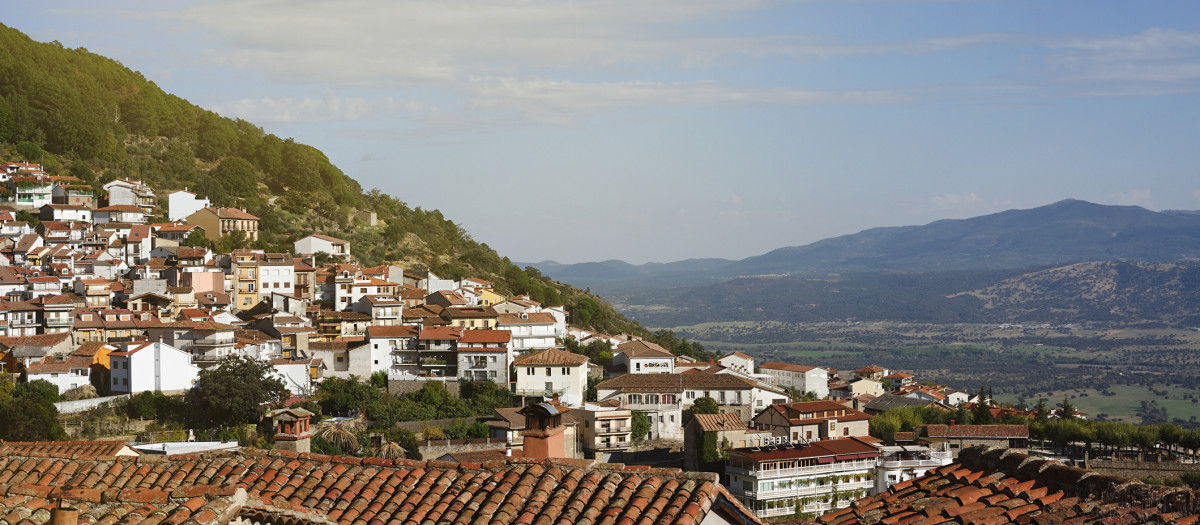 Vista panorámica de los tejados del pueblo de Pedro Bernardo en el valle del Tiétar