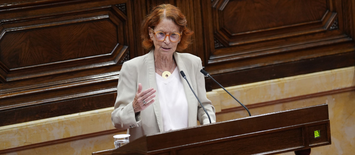 La síndica de Greuges, Esther Giménez-Salinas, durante una sesión plenaria, en el Parlament de Catalunya, a 22 de julio de 2026, en Barcelona, Cataluña (España).