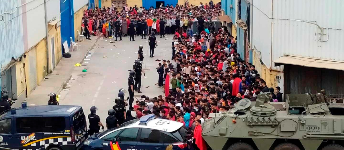 La policía Nacional y el Ejército de Tierra vigila a cientos de inmigrantes tras su llegada a Ceuta