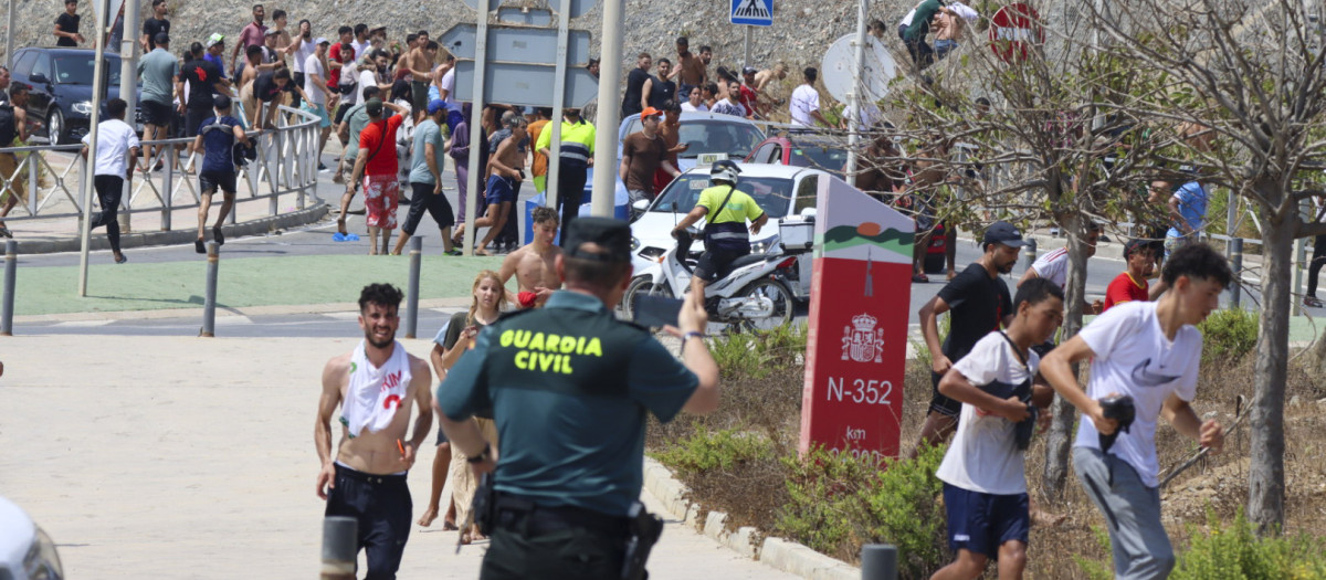 Miles de marroquíes saltaron ayer la valla entre Castillejos (Marruecos) y Ceuta