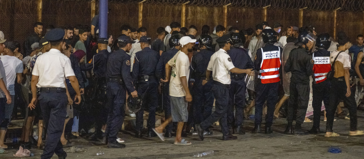 Policía marroquí en la frontera con España