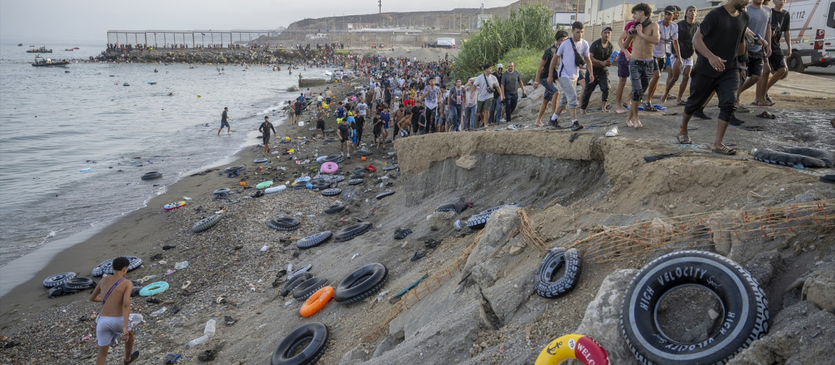 Imagen de la marea humana entrando en Ceuta por la playa