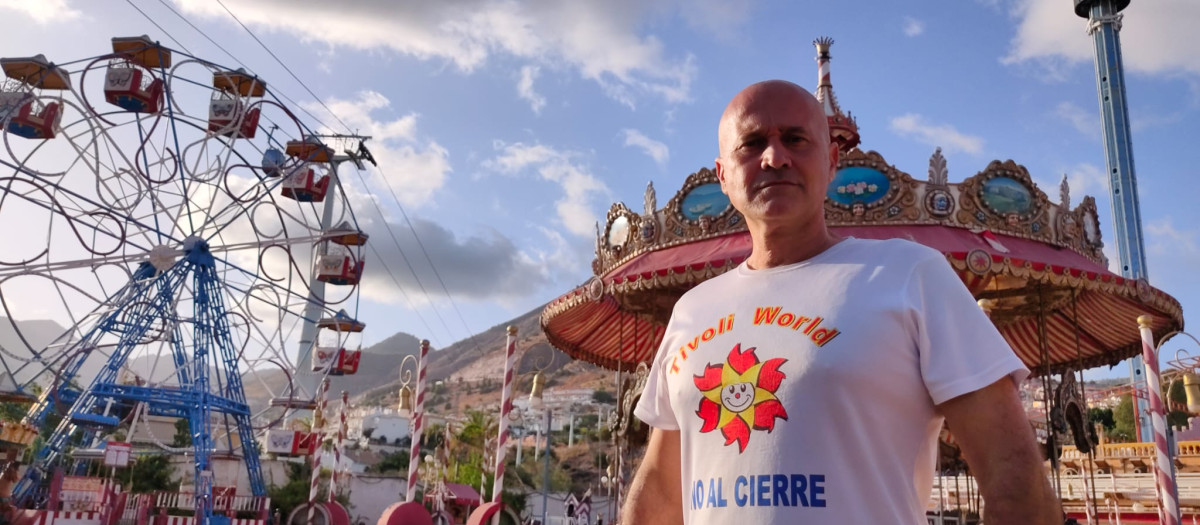 Juan Carmona, el extrabajador de Tivoli, con una camiseta reivindicativa, en el viejo parque de atracciones