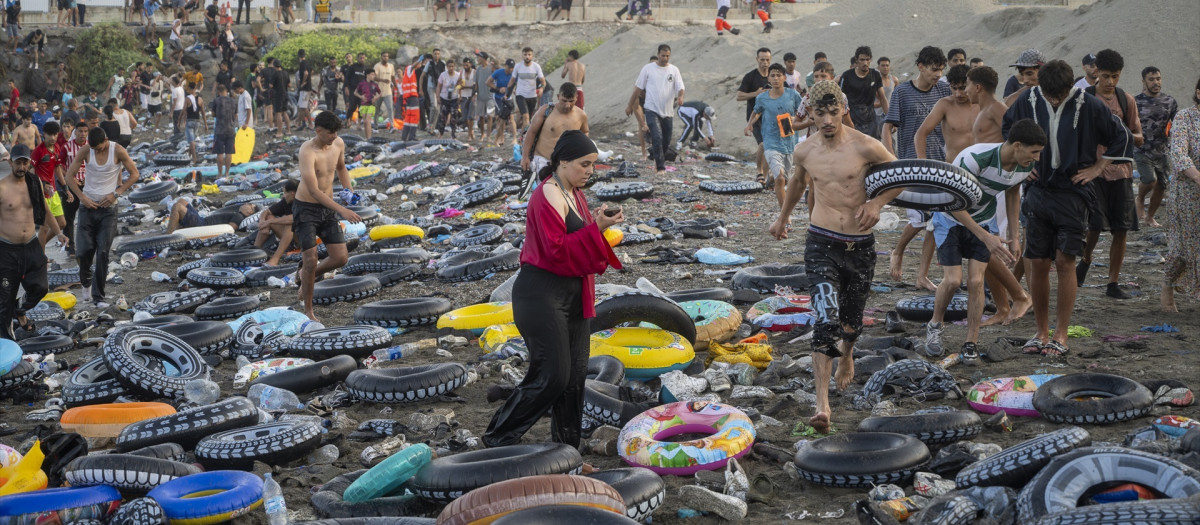 Flotadores abandonados por los marroquíes en Ceuta