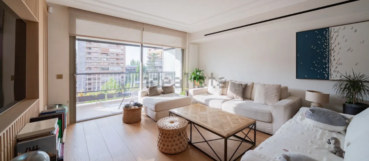Salón de la vivienda puesta a la venta por Alberto González Amador, pareja de la presidenta autonómica