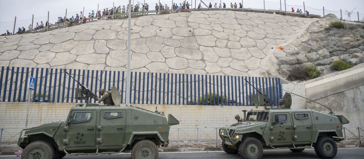 Coches del ejército vigilan la frontera en Ceuta