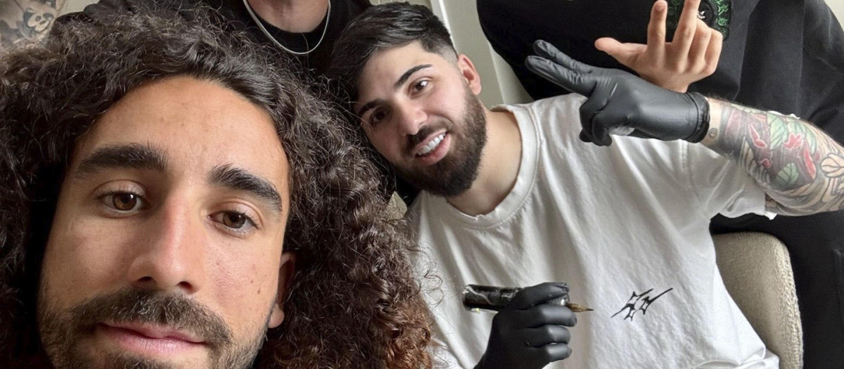 MADRID, 28/07/2026.- El internacional Marc Cucurella se ha tatuado la cara del entrenador de la selección española, Luis de la Fuente, tal y como había prometido si ganaba el Mundial de 2026, según publicó el futbolista del Real Madrid en sus redes sociales. "Las promesas se cumplen", escribió el futbolista en la fotografía que publicó en su historia de Instagram, junto al tatuador Ganga y el conocido influencer Ceciarmy, que suma más de 4 millones de seguidores en sus plataformas digitales.-EFE/Cuenta en X de Cucurella***SOLO USO EDITORIAL/SOLO DISPONIBLE PARA ILUSTRAR LA NOTICIA QUE ACOMPAÑA (CRÉDITO OBLIGATORIO)***