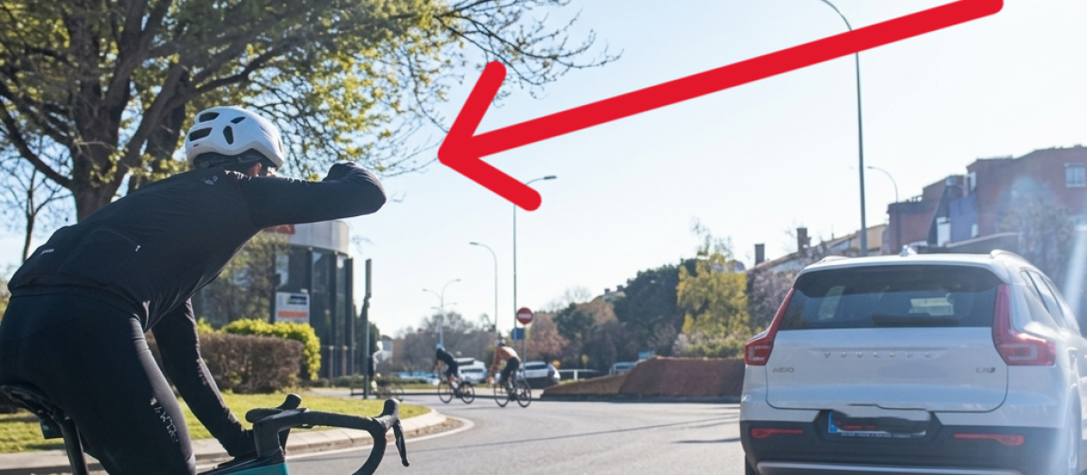 El ciclista junto al coche en cuestión