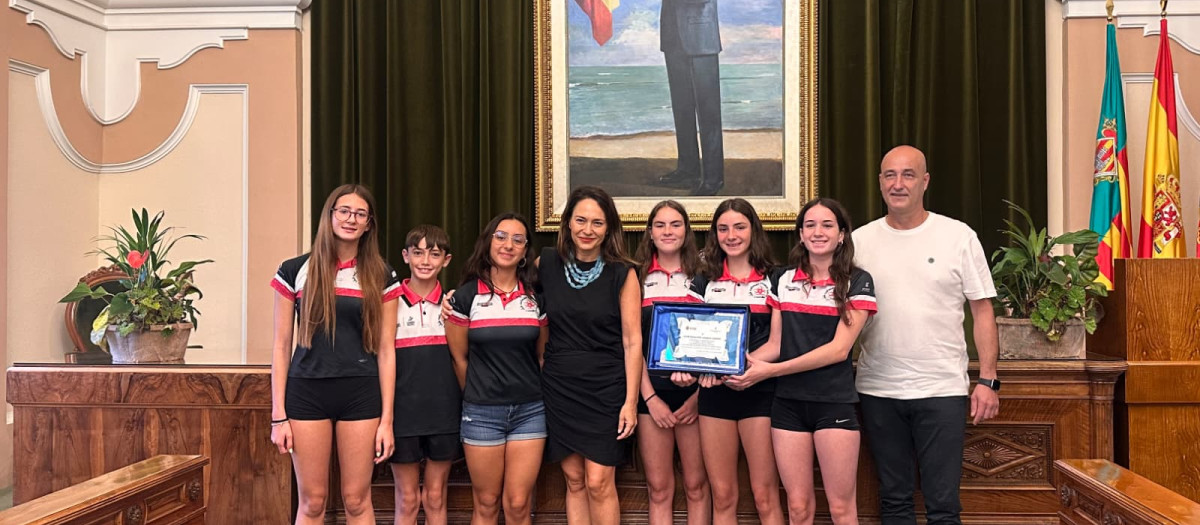 Imagen de la recepción de los deportistas del Club Natación Azahar Sincro