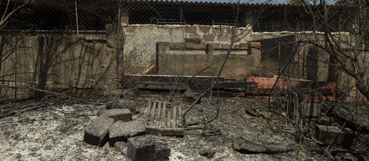 Imagen de una casa quemada en Alfondeguilla por el incendio de la Sierra de Espadán