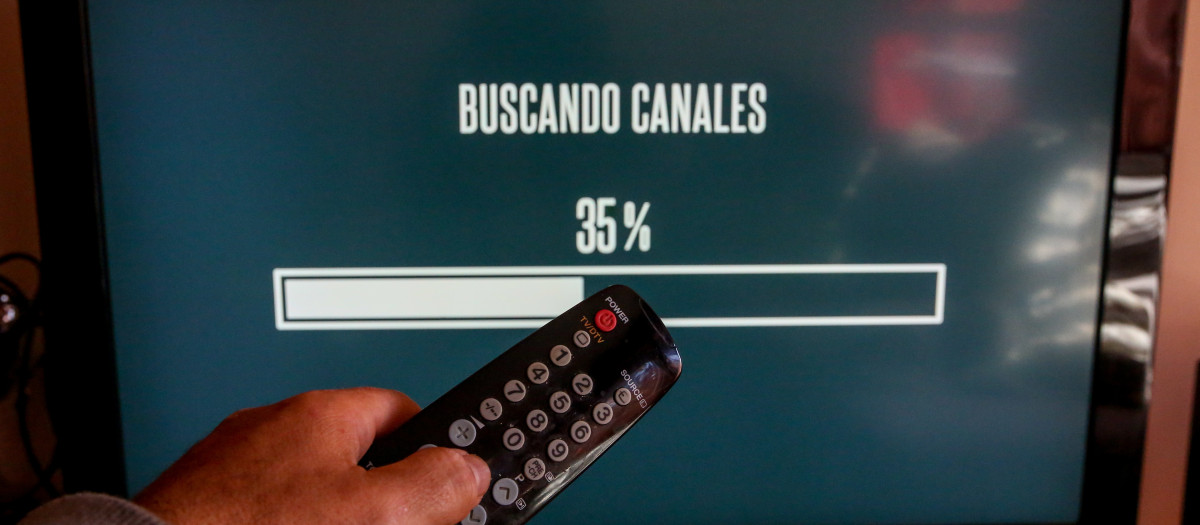 Una persona utiliza su mando de la televisión para buscar canales, en Madrid (España), a 7 de octubre de 2020.