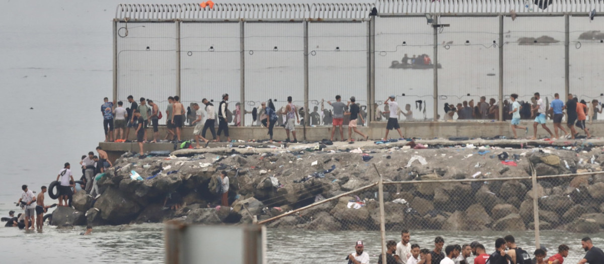 Centenares de inmigrantes de origen marroquí en la frontera de Tarajal