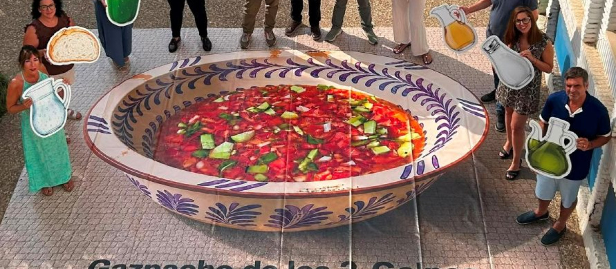 1.200 litros en un gazpacho 'gigante' para repartir