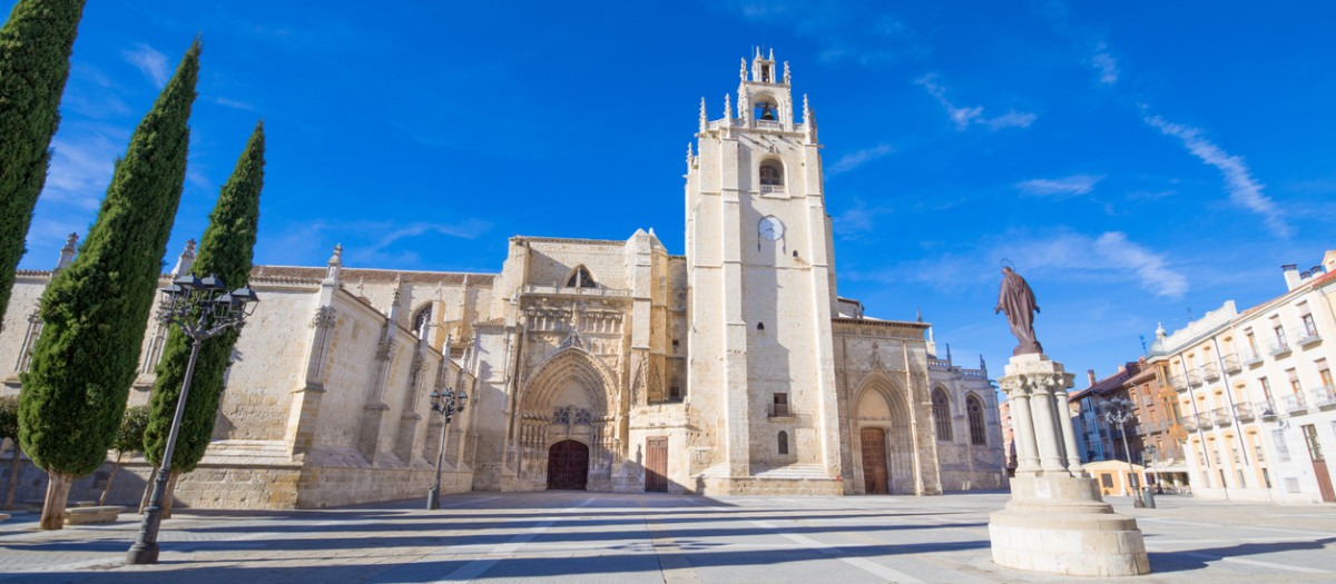 Fachada principal de Catedral de San Antolín en Palencia