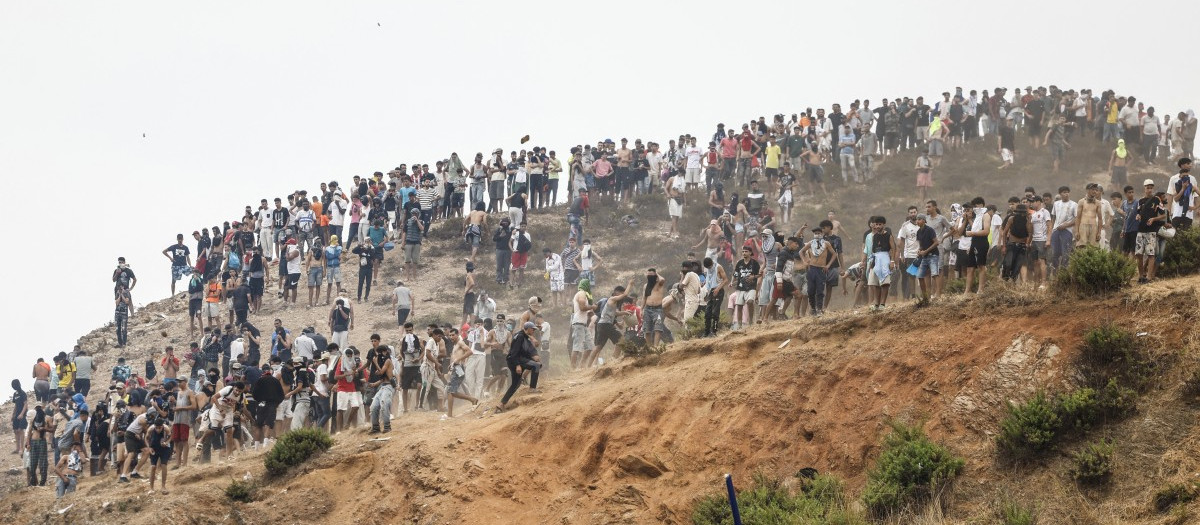 Inmigrantes que intentan cruzar hacia el enclave español de Ceuta