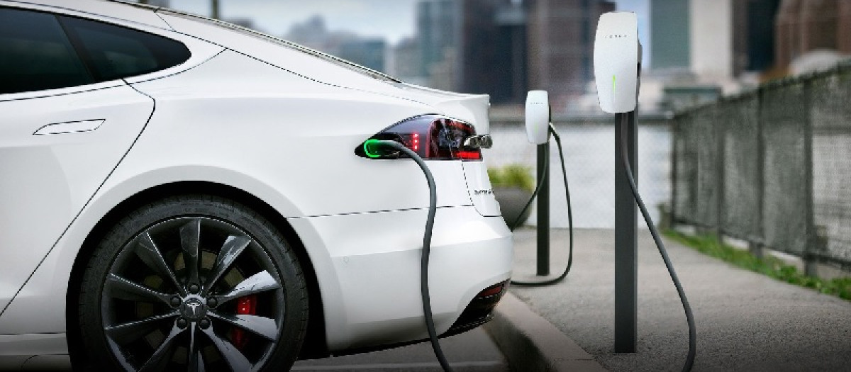 No es extraño oír un ventilador junto a un coche eléctrico