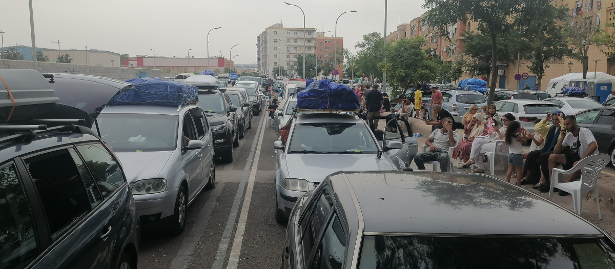Inmediaciones del paso fronterizo de Beni-Enzar en Melilla. Personas esperan para poder cruzar al territorio marroquí ante una frontera cerrada por las autoridades españolas