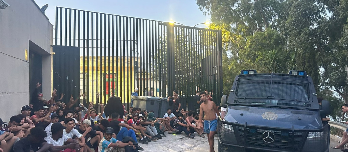 La Policía Nacional a las puertas del CETI con decenas de migrantes