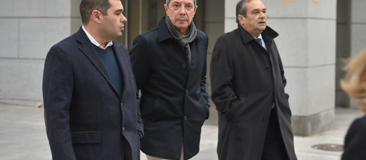 (Foto de ARCHIVO)
El responsable de flota de Pesquerías Nores Marín, la dueña del 'Villa de Pitanxo', José Antonio Nores González (i) y el director de la compañía, José Antonio Nores Rodríguez (d), a su llegada a declarar a la Audiencia Nacional, a 27 de noviembre de 2023, en Madrid (España). La Audiencia Nacional ha citado hoy  a declarar en calidad de investigados a dos directivos de Pesquerías Nores, armadora del pesquero gallego 'Villa de Pitanxo', naufragado en febrero de 2022 en aguas de Terranova (Canadá). Según fuentes consultadas por Europa Press, se trata del director general de la compañía, José Antonio Nores, y del responsable de Flota de la empresa, José Antonio Nores, padre e hijo. Ambos acuden a declarar ante la Audiencia Nacional en calidad de investigados por su presunta responsabilidad en el naufragio. Se trata de una diligencia solicitada por la defensa de la familia de los 21 fallecidos, después de que presentase una querella no solo contra el capitán del barco, sino también contra la propia armadora.

Gustavo Valiente / Europa Press
27 NOVIEMBRE 2023;VILLAREJO;ESTEPONA
27/11/2023