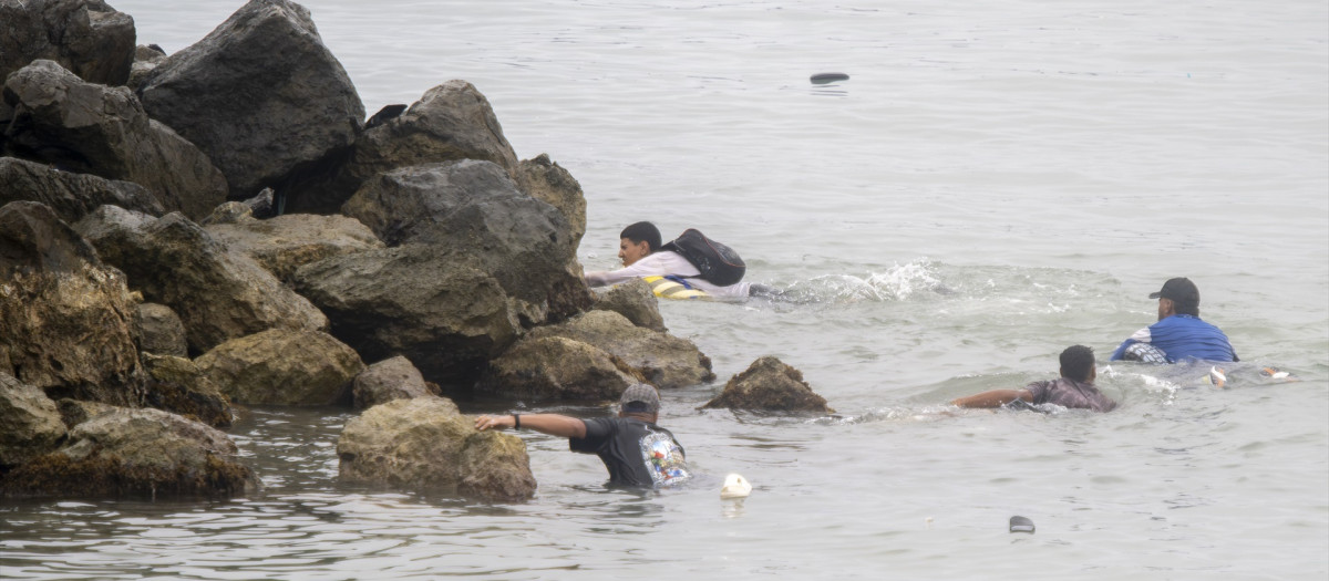 Un grupo de inmigrantes intentado cruzar a nado la frontera para llegar a Ceuta