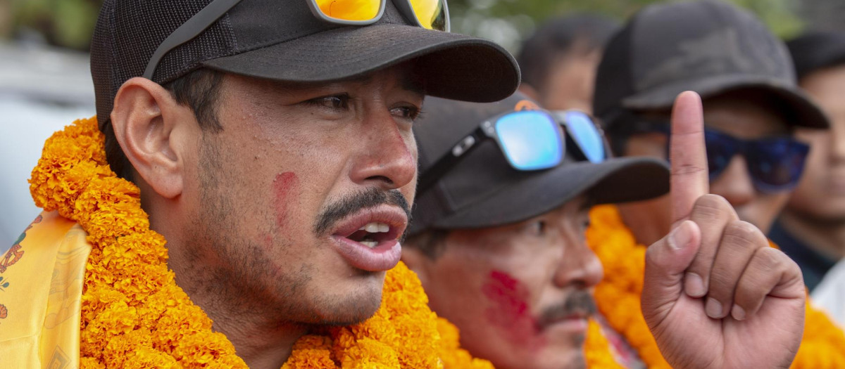 El alpinista nepalí Nirmal Purja habla a su llegada al Aeropuerto Internacional Tribhuvan de Katmandú, Nepal