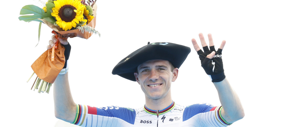 GRAFCAV7078. SAN SEBASTIÁN (ESPAÑA), 01/08/2026.- El ciclista belga Remco Evenepoel ha logrado con autoridad adjudicarse este sábado la Clásica San Sebastián, la cuarta en su carrera, tras imponerse al sprint al ecuatoriano Richard Carapaz, su compañero de una escapada labrada en el último puerto de Murgil a menos de diez kilómetros de meta. EFE/Juan Herrero.