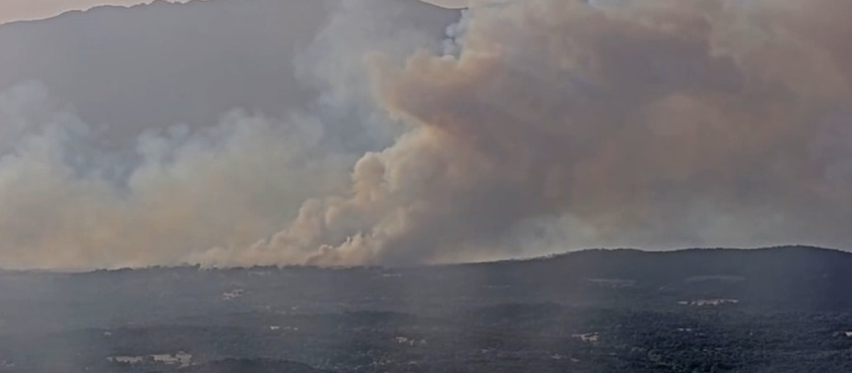 Una "posible reactivación" del incendio de Burgohondo (Ávila) obliga a evacuar una urbanización de La Adrada

REMITIDA / HANDOUT por JCYL
Fotografía remitida a medios de comunicación exclusivamente para ilustrar la noticia a la que hace referencia la imagen, y citando la procedencia de la imagen en la firma
01/8/2026