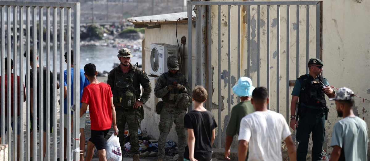 Este sábado la carretera de acceso a la aduana del Tarajal era un constante goteo de personas que regresaban a Marruecos después de haber pasado más de un día en Ceuta, donde no han encontrado ningún lugar para ser acogidos, comida o bebida.
Este sábado la carretera de acceso a la aduana del Tarajal era un constante goteo de personas que regresaban a Marruecos después de haber pasado más de un día en Ceuta, donde no han encontrado ningún lugar para ser acogidos, comida o bebida.
