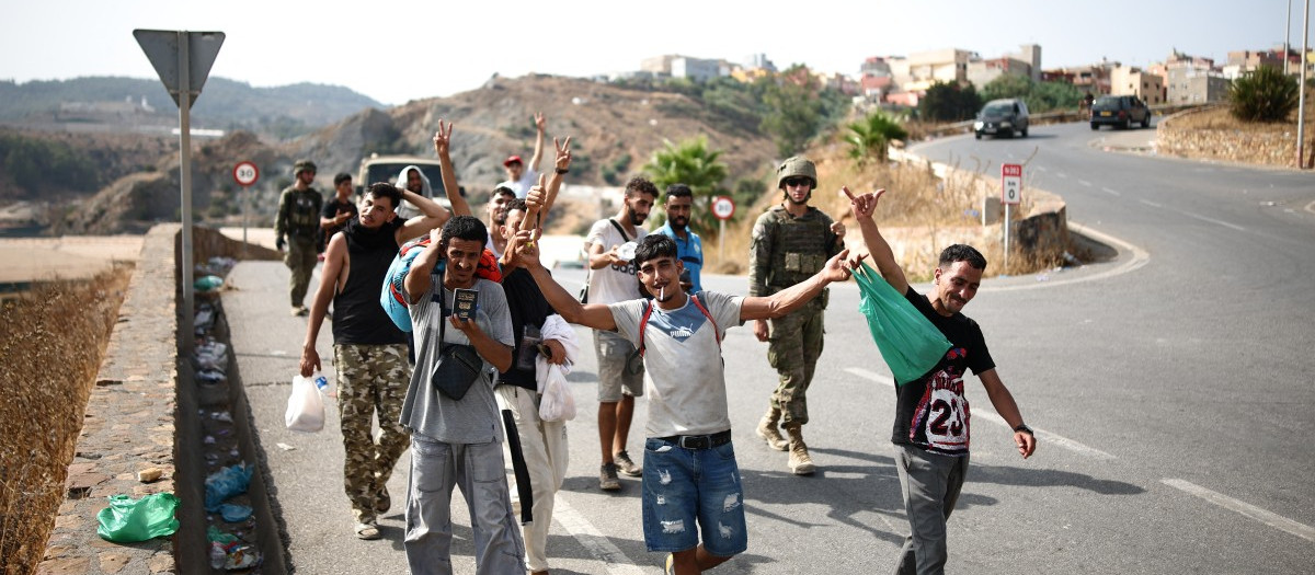 Todos los jóvenes que regresan a Marruecos son de nacionalidad marroquí y tienen entre 18 y 35 años, según ha podido comprobar la agencia pública EFE, y en todos los casos entraron con lo puesto: bañador, camiseta y unas chanclas.