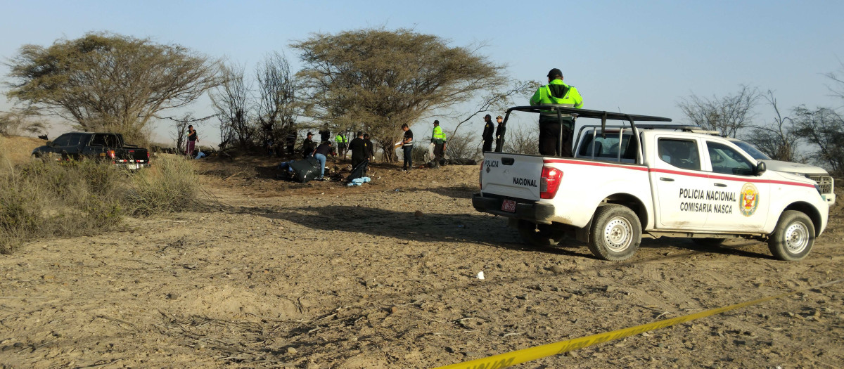 Miembros de la Policía de Perú operan en la zona donde una avioneta que sobrevolaba sobre las Líneas de Nazca se estrelló y dejó trece personas fallecidas, entre ellos 11 turistas, este sábado, en la municipalidad provincial de Nazca (Perú) EFE/Victor Quilca/